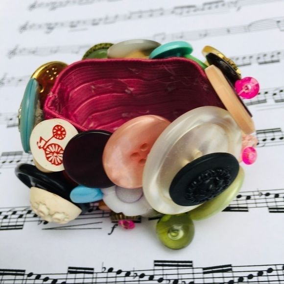 Vintage handmade button cuff bracelet one of a kind unique vintage buttons - Picture 10 of 16